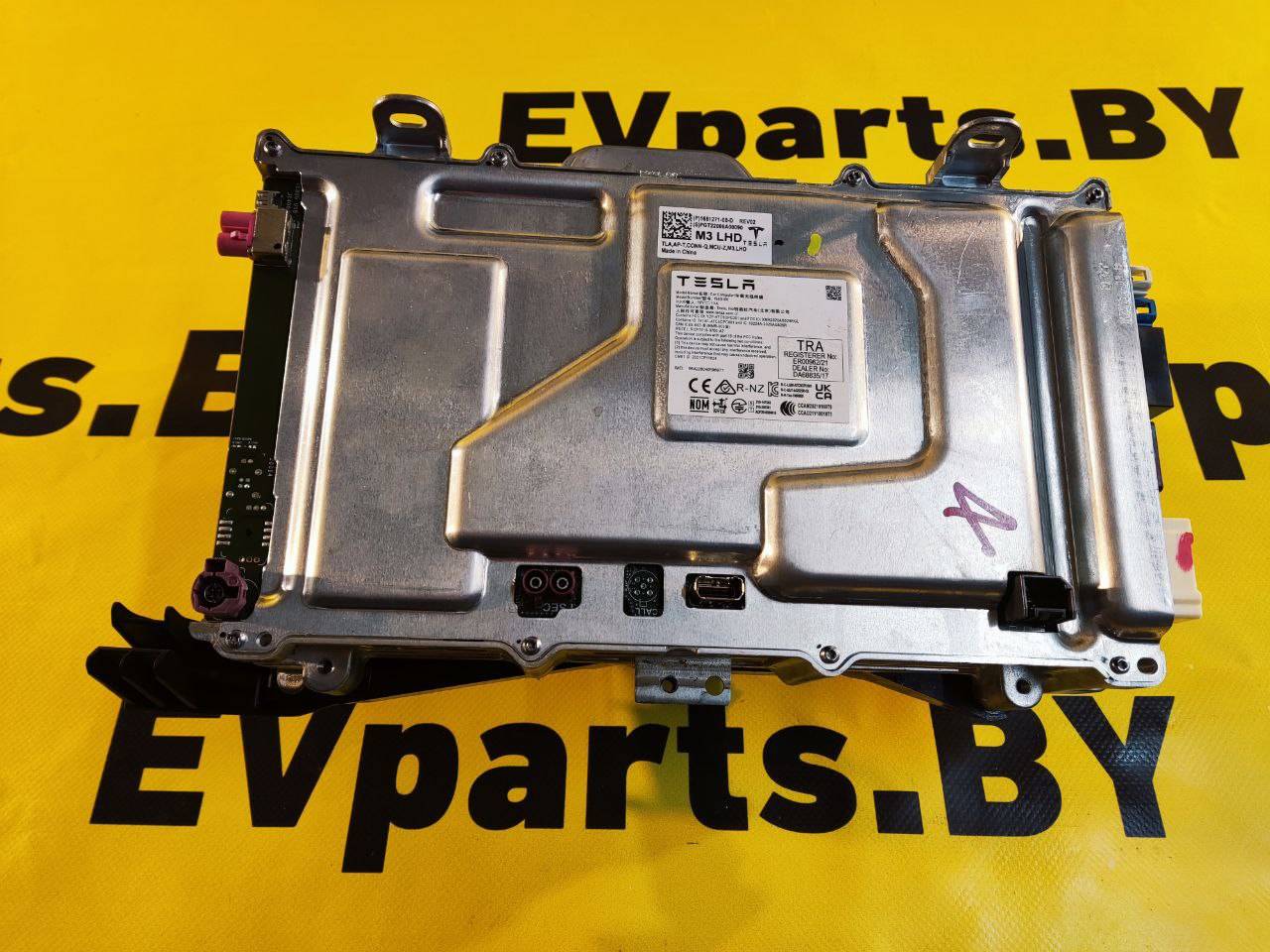 компьютер бортовой Tesla Model 3 1 поколение 2022, red, полный привод, 1681271-00-D, 1681271-S0-I - фото №1
