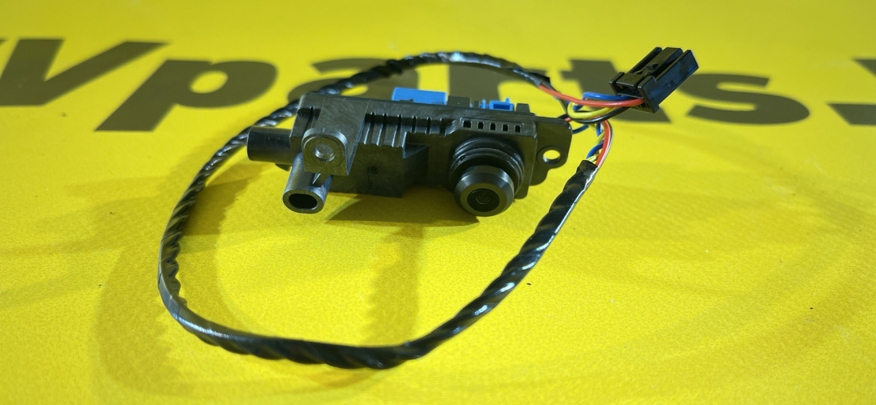 камера бокового обзора Tesla Model 3 1 поколение (2017 - 2026), 1100619-00-C, 1109255-00-J - фото №1