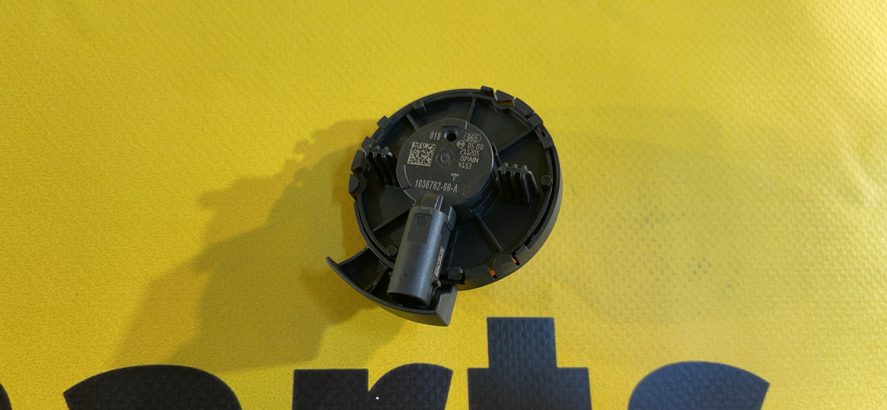 датчик удара Tesla Model 3 1 поколение 2022, blue, полный привод, 1036762-00-A - фото №1