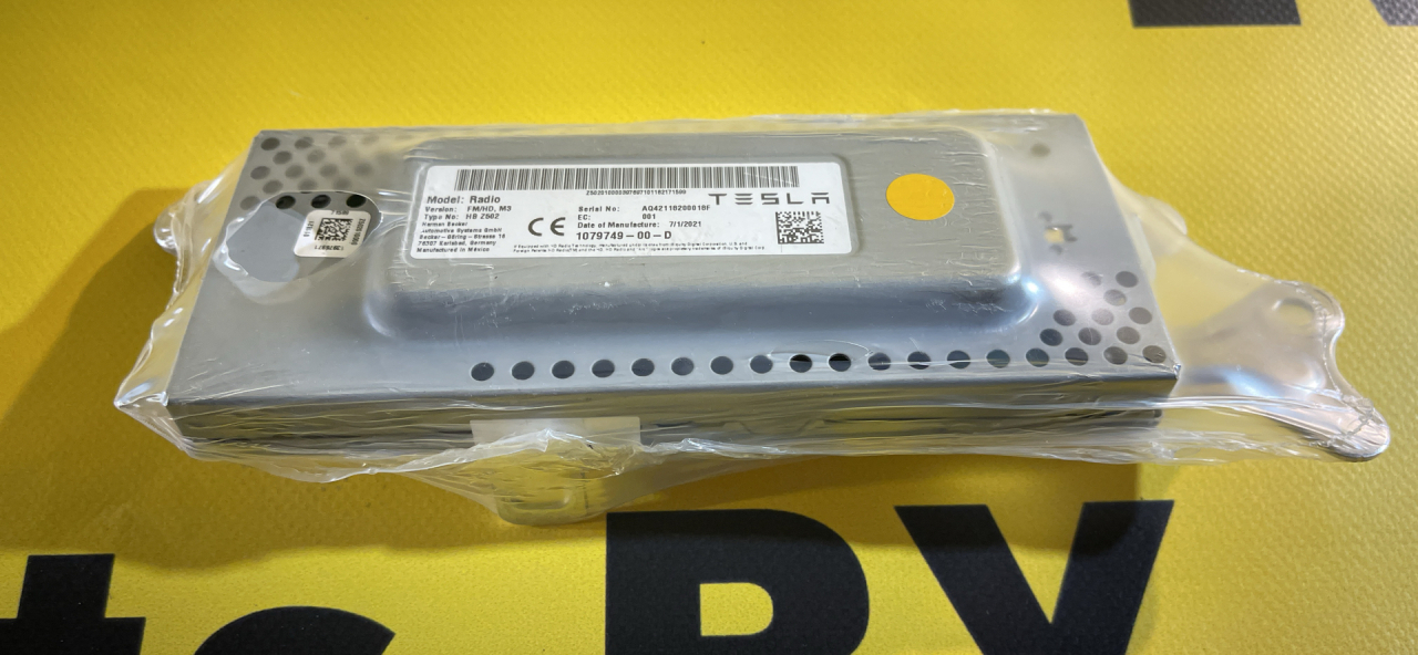 блок радио Tesla Model 3 1 поколение 2021, полный привод, 1079749-00-D, 1079749-00-E - фото №1