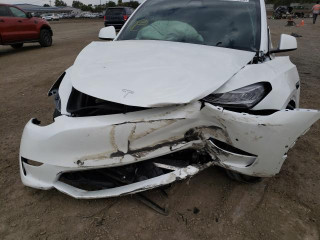 Tesla Model Y 1 поколение