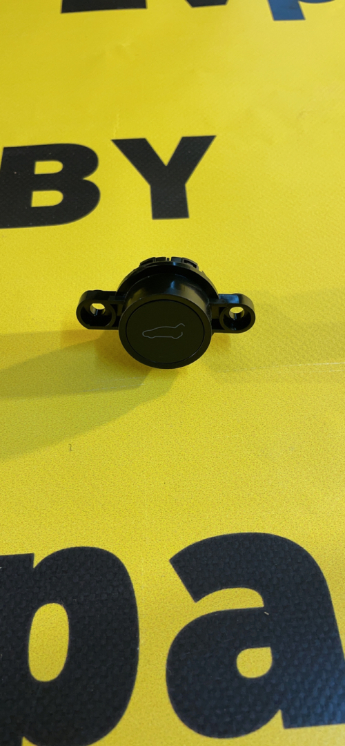 кнопка (выключатель) Tesla Model Y 1 поколение (2020 - 2026), полный привод, 1501907-00-A, 1647413-00-D - фото №1