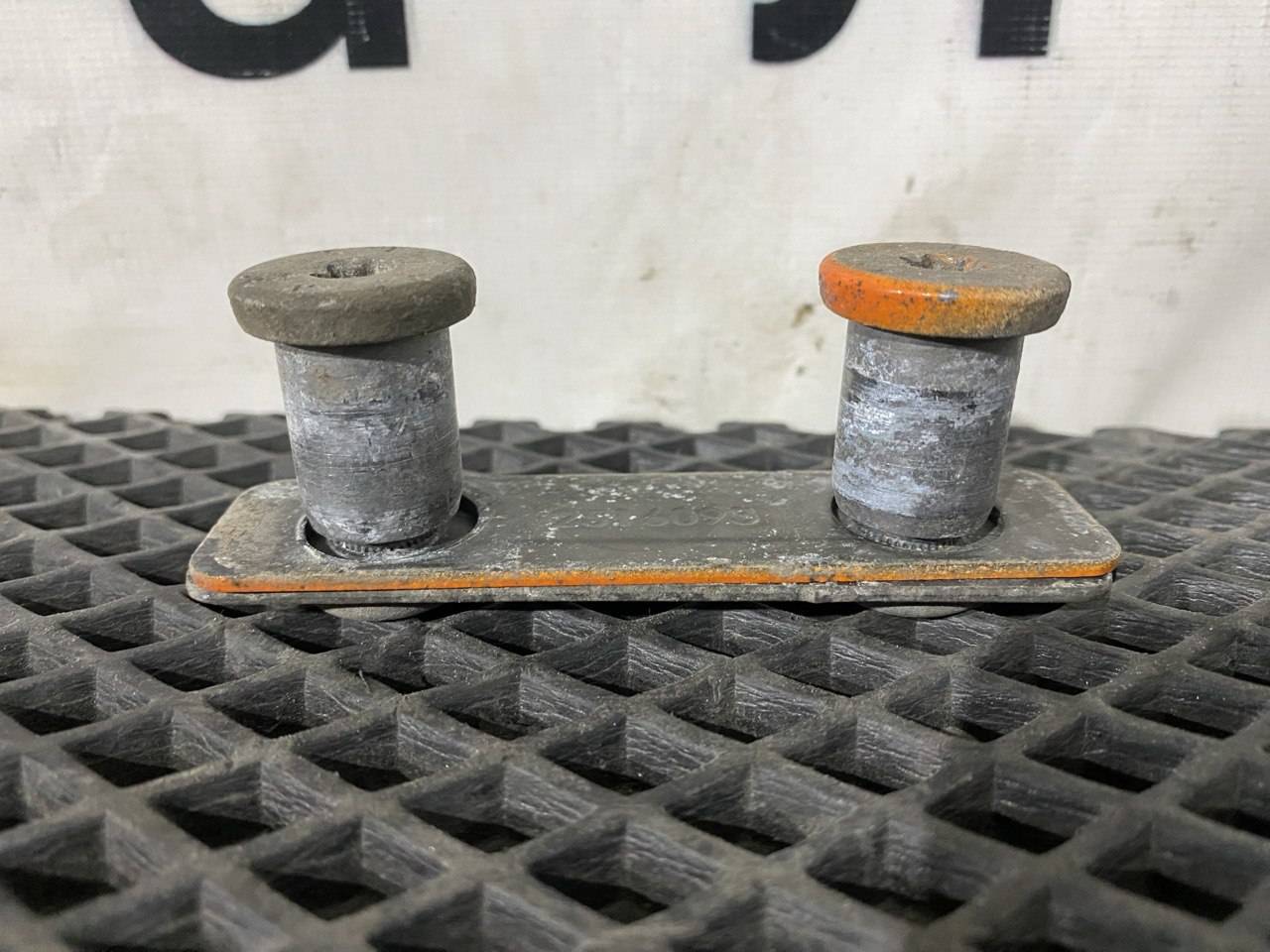 Кронштейн спойлера шасси Scania 6-series, 2516094, 2516093 - фото №1