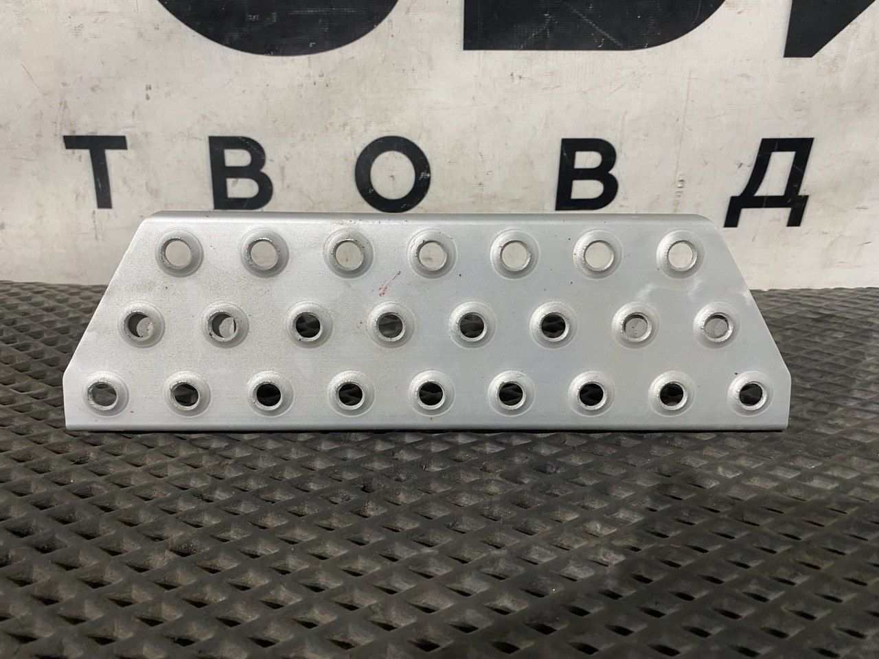 Ступень спойлера шасси Volvo FH4 первое поколение (2013 - 2020), 21740170 - фото №1