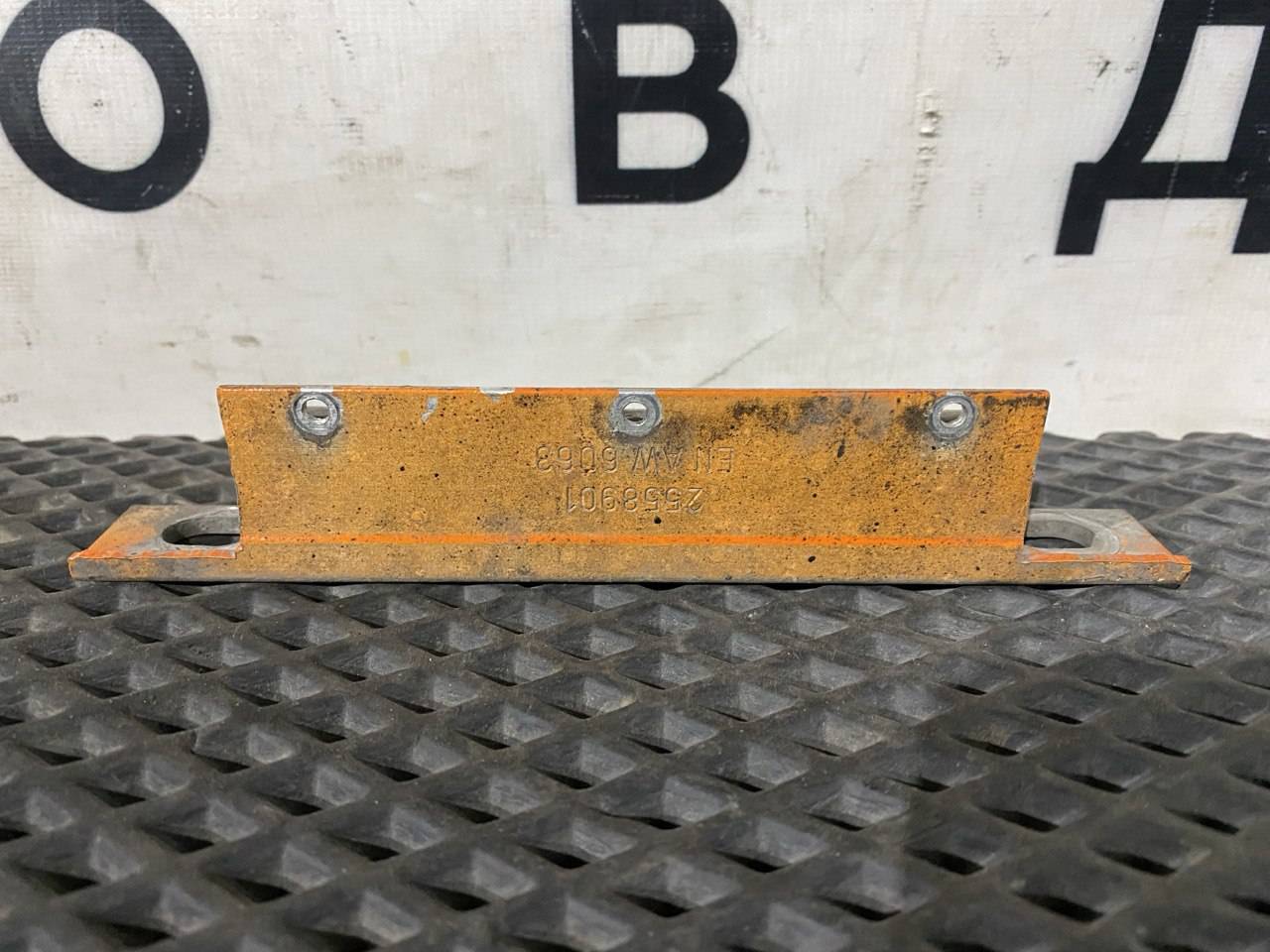 Кронштейн спойлера шасси Scania 6-series, 2558901 - фото №1