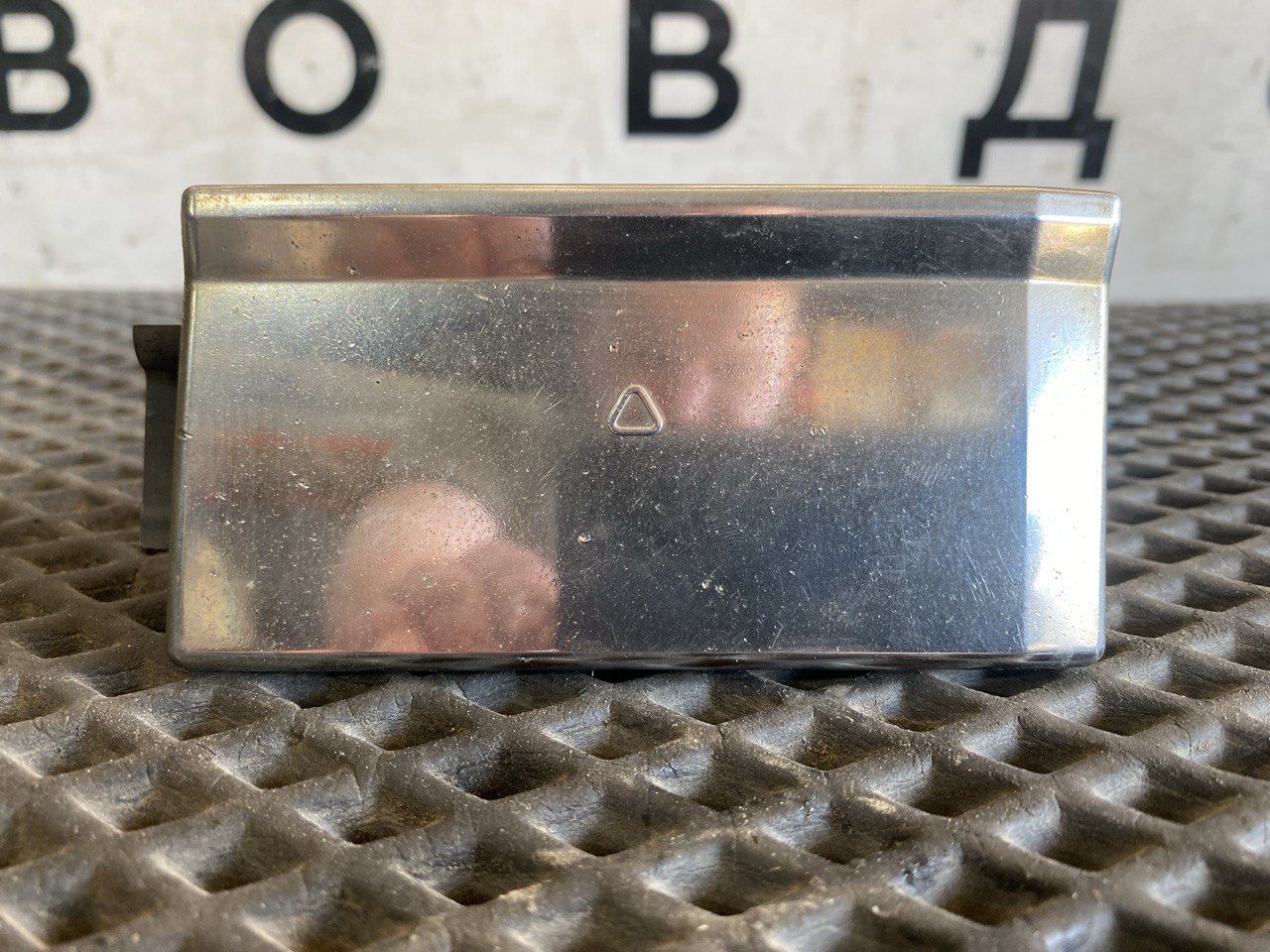 Накладка (ресничка) фары левая Mercedes-Benz Actros 4 поколение (MP4) (2011 - 2025), A9608857074, A96088577674 - фото №1