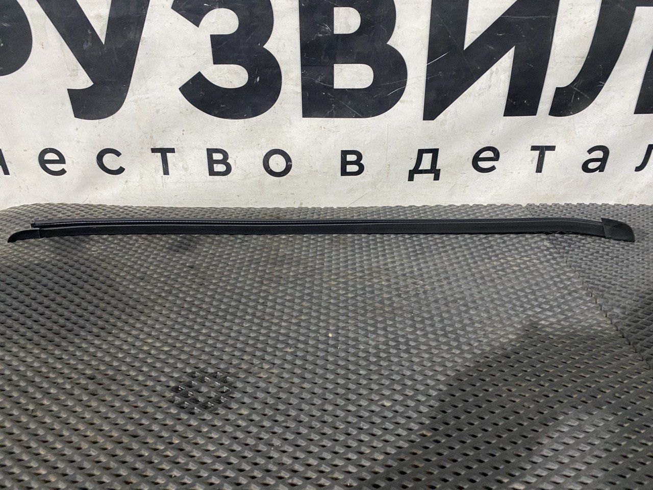 Уплотнитель стекла Volvo FH5 2 (2019 - 2025), 82178204 - фото №1