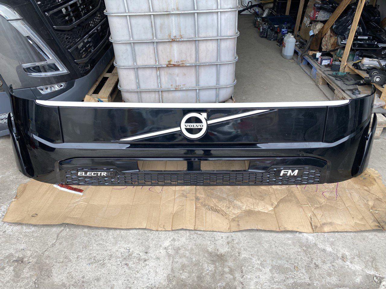 капот Volvo FM5 1 (2019 - 2025), 84235556, 84411544, 23832909, 84342079, 84342082, 84318697, 84378493 - фото №1
