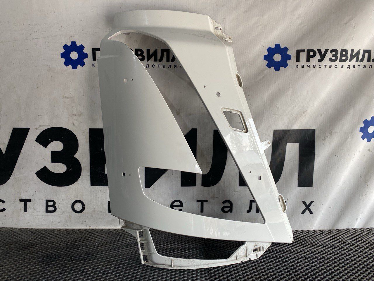 Окантовка правой фары Volvo FH5 2 (2019 - 2025), 84448800, 84448845 - фото №1