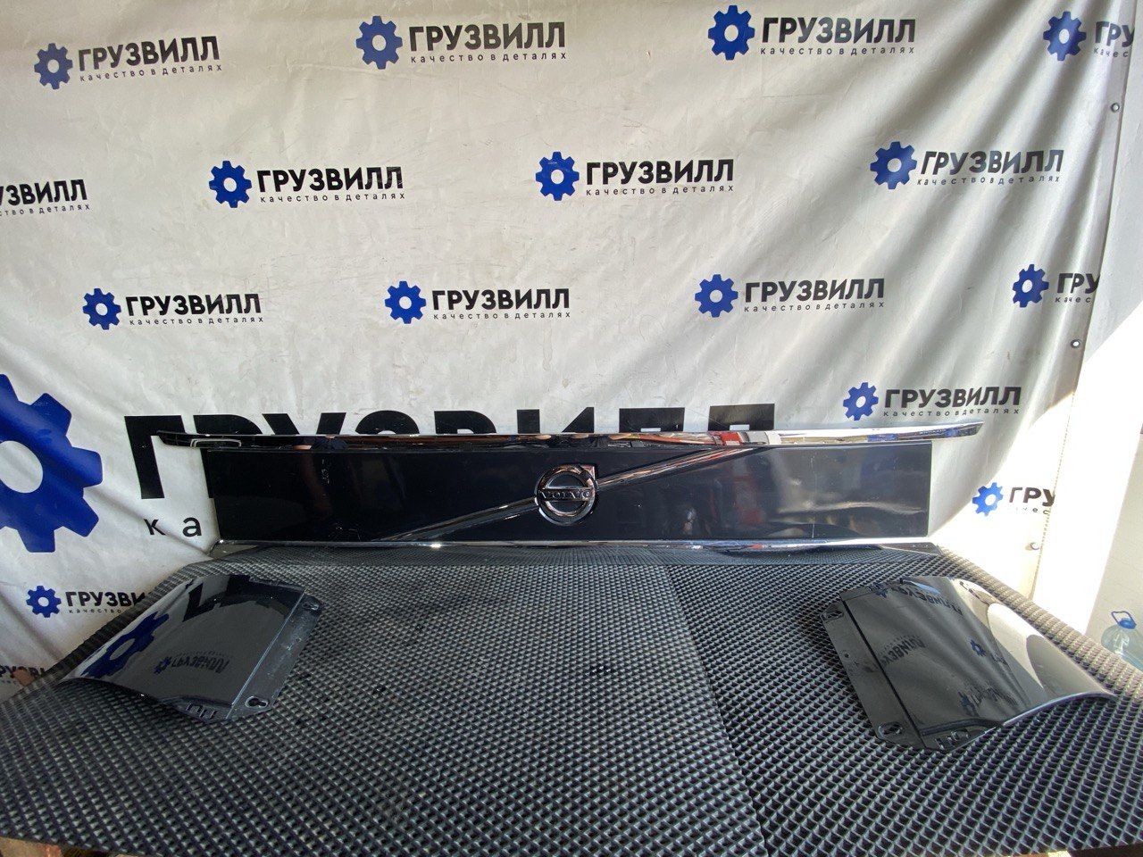 Накладка капота Volvo FH4 первое поколение (2013 - 2020), 21941702, 84027588, 84222751, 84222761, 82248312, 23671567, 23671566 - фото №1