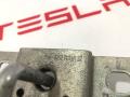 Петля замка крышки багажника Tesla Model S 1 поколение 2013, 1009419-00-B, A2127400132 - фото №4