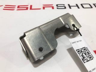 Кронштейн карты (обшивки) двери Tesla Model S 1 поколение 2013, 1003139-00-B