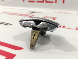 Знак "Т" переднего бампера (эмблема) Tesla Model S 1 поколение [рестайлинг] (2016 - 2021), 1053686-00-F