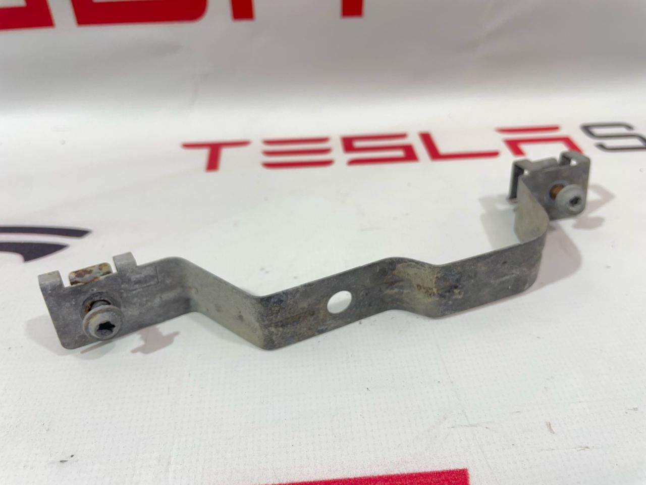 кронштейн крепления подкрылка переднего левого Tesla Model 3 1 поколение 2019, 1104540-00-B - фото №1