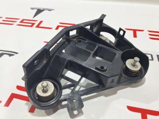 Кронштейн компрессора пневмо подвески Tesla Model X 1 поколение 2018, 1027918-00-C