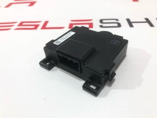 Блок контроля ручки двери Tesla Model S 1 поколение [2-й рестайлинг] (2021 - 2025), 1069651-00-E