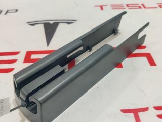 Заглушка салазки сиденья Tesla Model X 1 поколение 2016, 1061613-00-D
