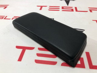 Подлокотник центральной консоли Tesla Model S 1 поколение [рестайлинг] 2016, 1024238-05-B, 1046444-22-D, 105730234