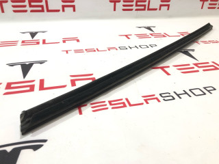 молдинг двери передней правой Tesla Model 3 1 поколение 2022, 1080684-00-B