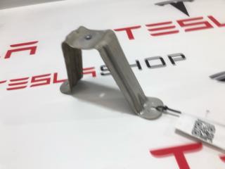 Кронштейн диффузора бампера заднего Tesla Model X 1 поколение 2019, 1049739-00-G