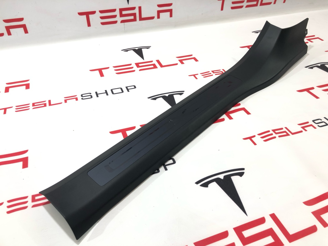 Накладка дверного порога Tesla Model X 1 поколение 2018, 1035987-02-G, 1496490-00-A, 1496491-00-A - фото №1