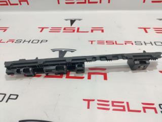 Кронштейн порога двери Tesla Model X 1 поколение 2016, 1053726-00-B