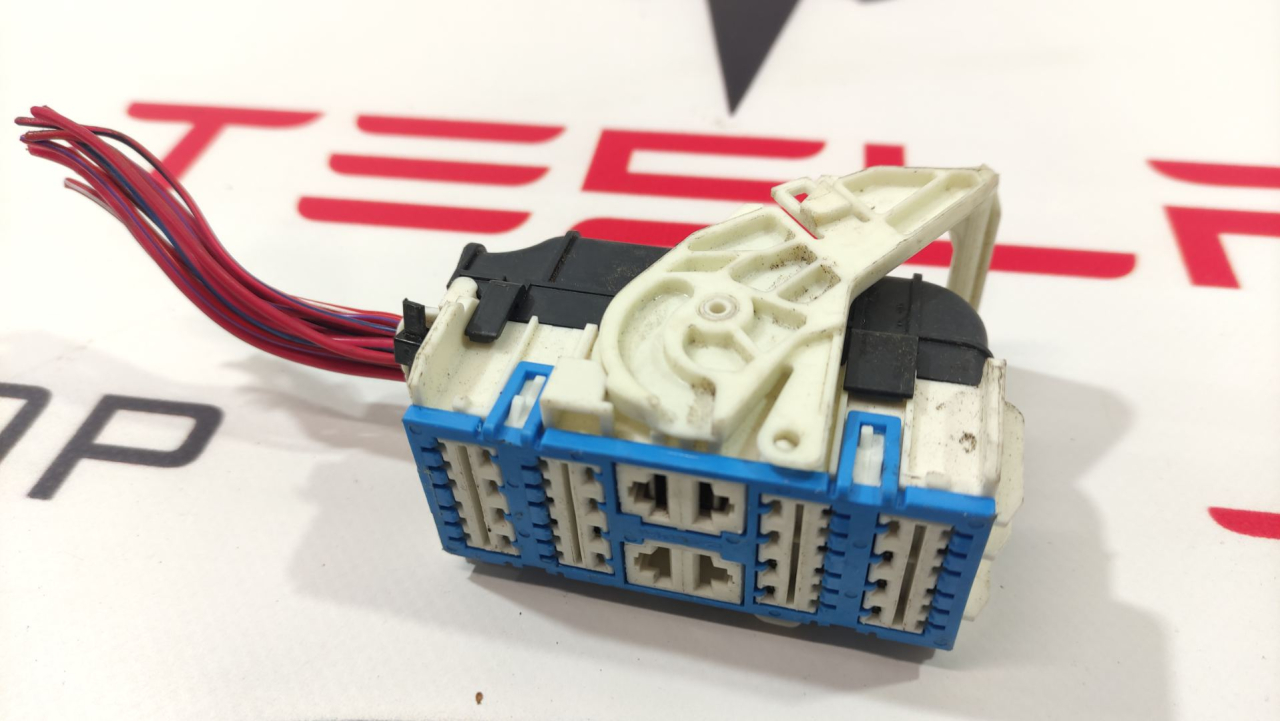 разъем (фишка) проводки Tesla Model S 1 поколение 2014, 1009096-00-G, 796286-1 - фото №1