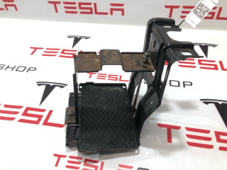Крепление аккумулятора 12V Tesla Model S 1 поколение [рестайлинг] 2016, 1024085-00-A, 1028668-00-E, 1051743-00-C, 1031029-00-E