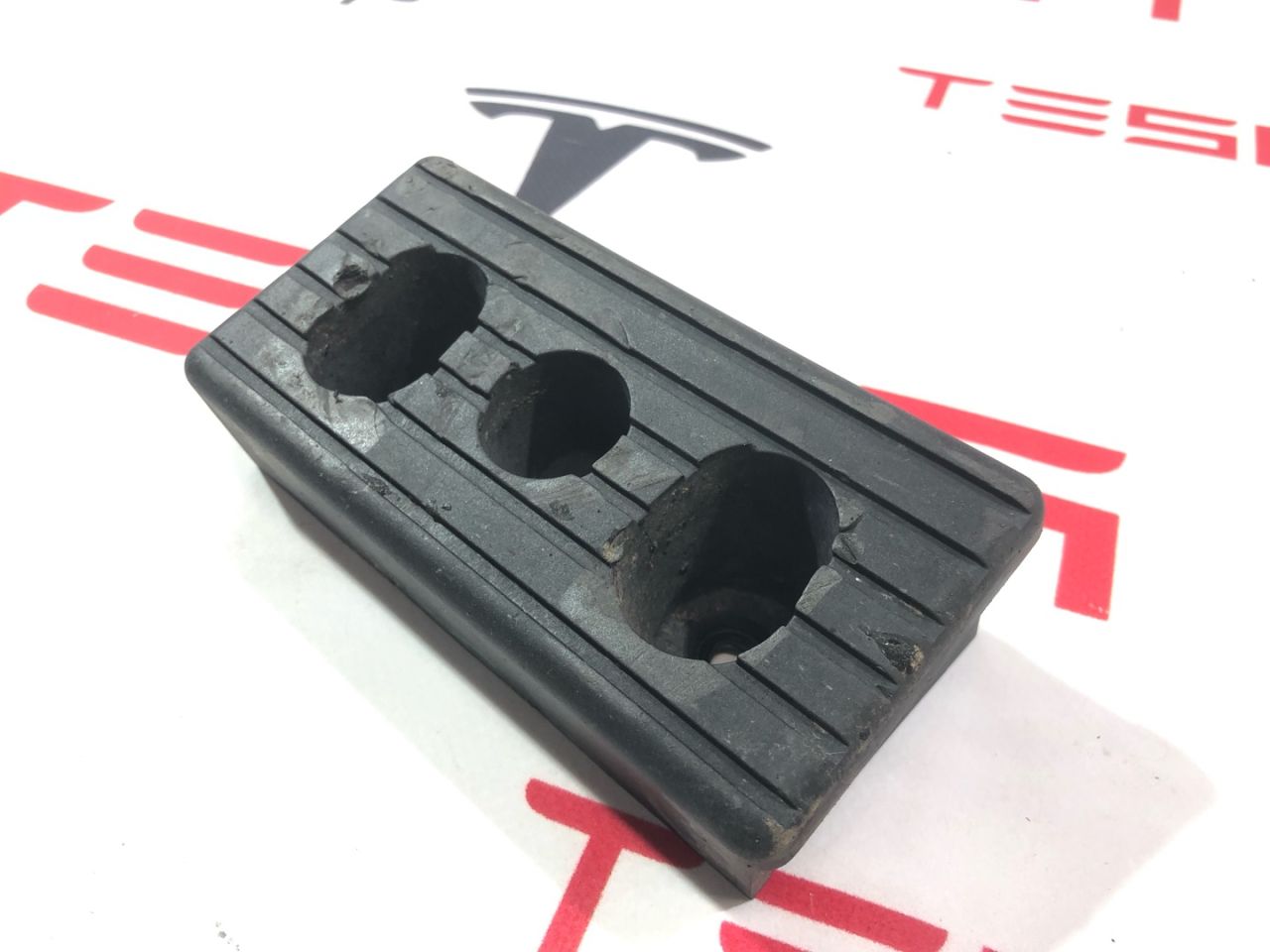 Опора под домкрат (подушка) Tesla Model X 1 поколение 2018, 1045887-00-B - фото №1