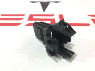 Защелка сидений 2-го ряда Tesla Model 3 1 поколение 2022, 1111033-00-E