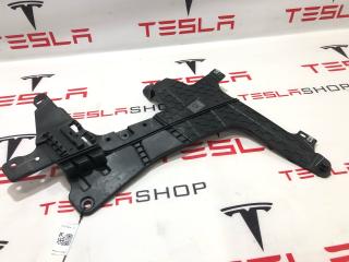Кронштейн обшивки багажного отделения Tesla Model X 1 поколение 2019, 1080702-00-C