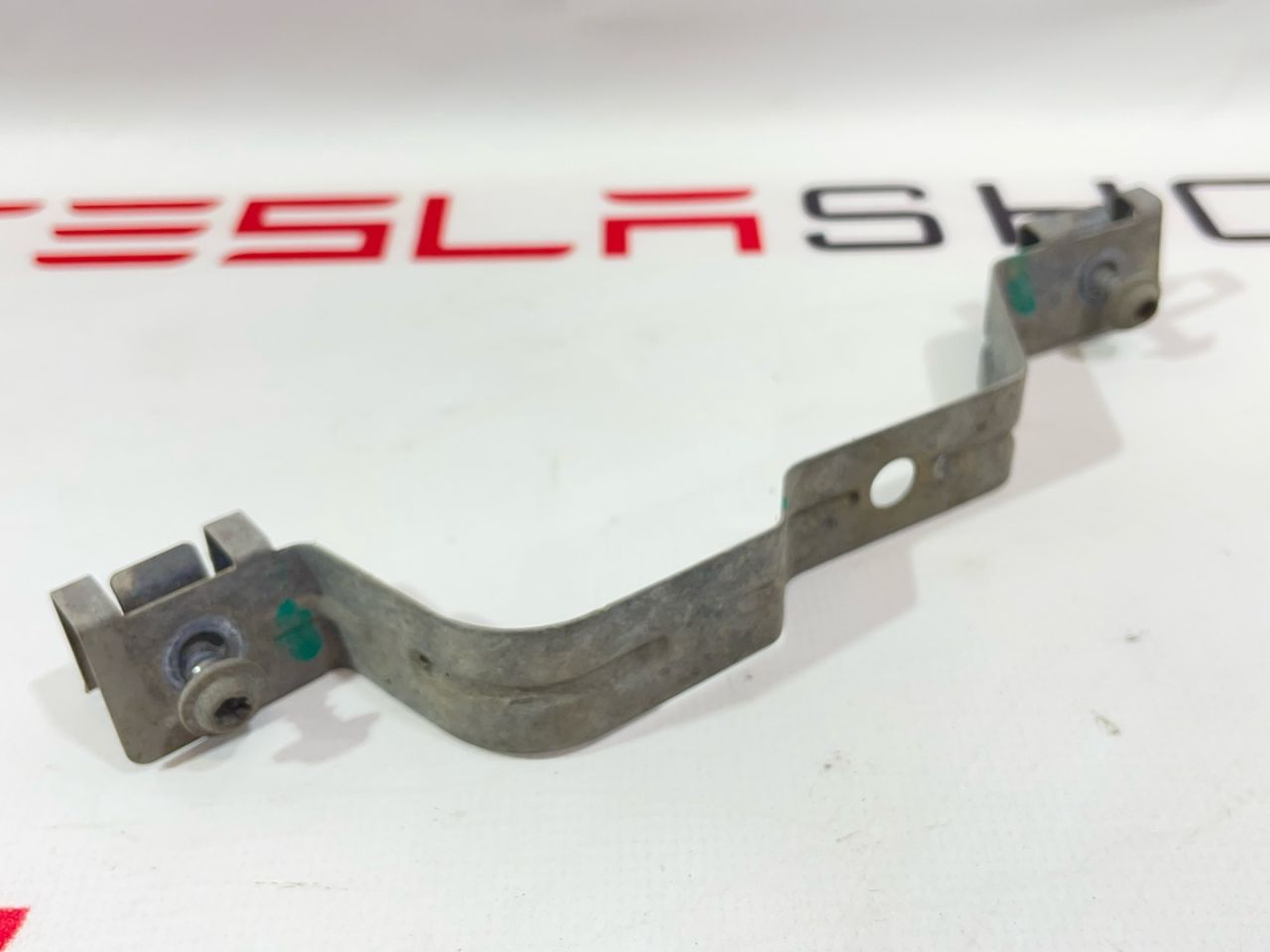 кронштейн крепления подкрылка переднего правого Tesla Model 3 1 поколение 2019, 1104541-00-B - фото №1