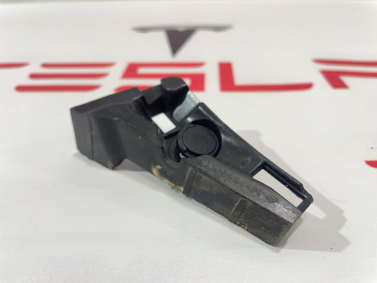 Кронштейн крепления панели щеток стеклоочистителя Tesla Model 3 1 поколение 2019, 1118934-00-C - фото №1