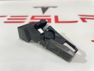 Кронштейн крепления панели щеток стеклоочистителя Tesla Model 3 1 поколение 2019, 1118934-00-C