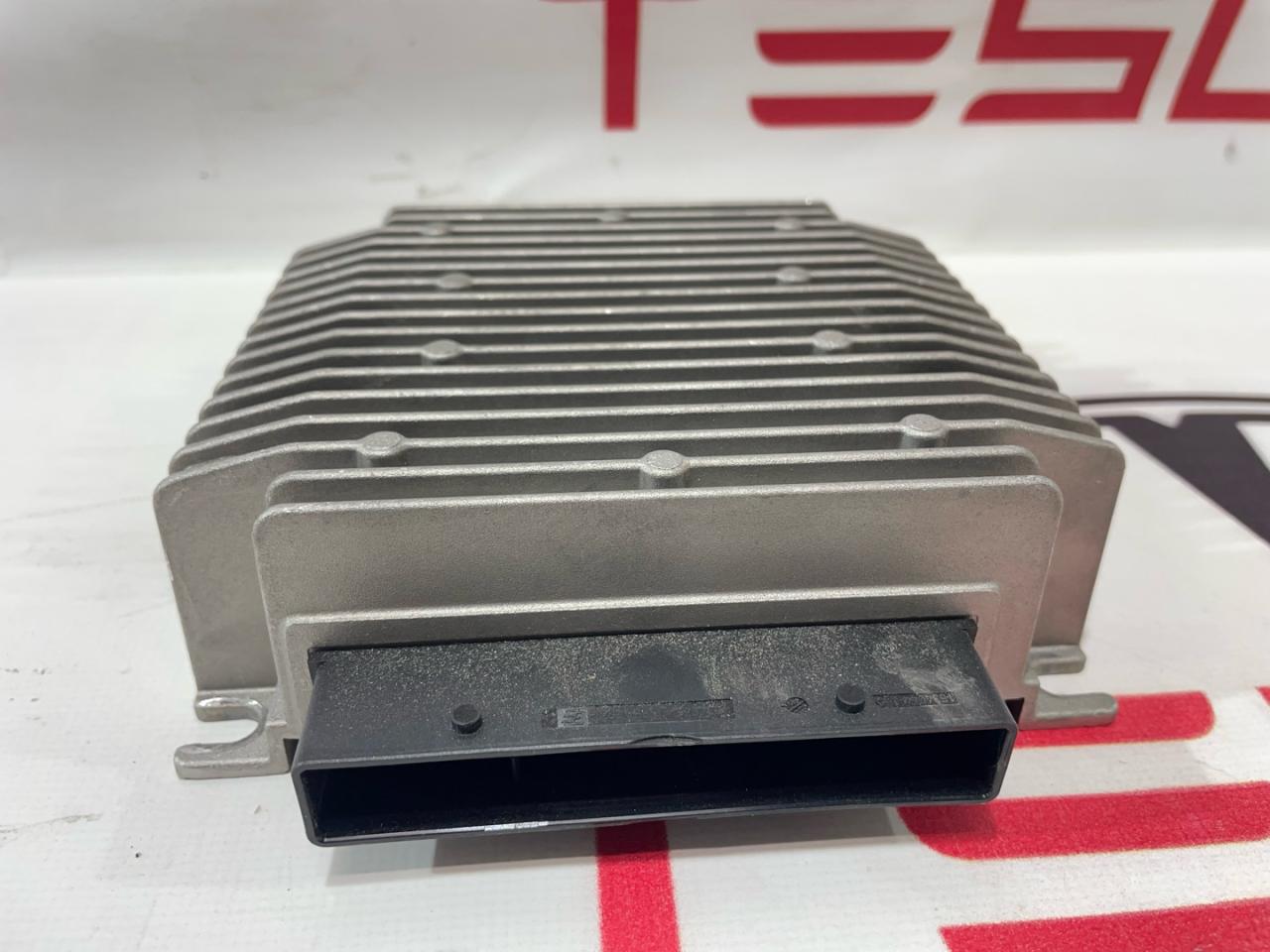 Усилитель аудио PREMIUM Tesla Model S 1 поколение 2015, 1004833-10-A, 1000350-001-09 - фото №1