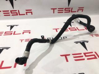 Патрубок системы охлаждения заднего мотора Tesla Model S 1 поколение [2-й рестайлинг] (2021 - 2025), 1589683-00-C