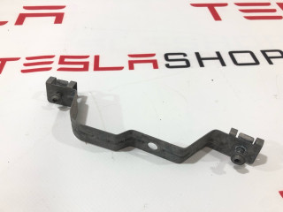 кронштейн крепления подкрылка переднего правого Tesla Model 3 1 поколение 2022, 1104541-00-B