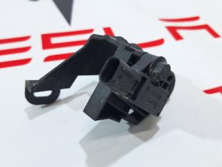 Кронштейн переднего датчика ABS Tesla Model S 1 поколение [2-й рестайлинг] (2021 - 2025), 2047490013, 2047491014, 2047491007