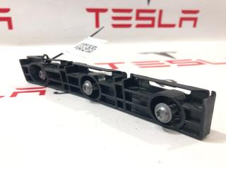 Кронштейн крепления накладки порога рокерной панели Tesla Model S 1 поколение [2-й рестайлинг] (2021 - 2025), 1567145-00-A