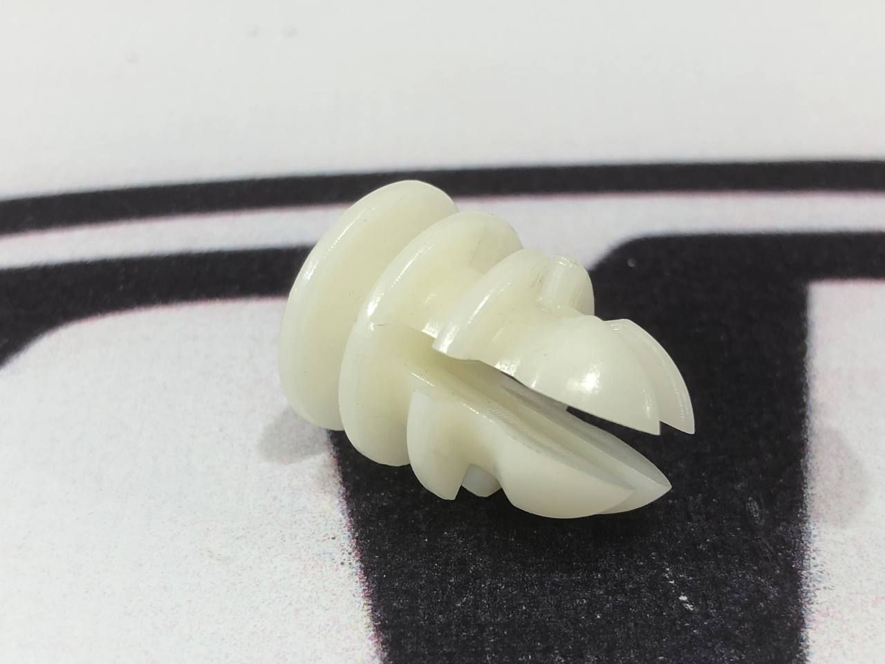 Клипса крепления подкапотного пластика 10X2.5 Tesla Model 3 1 поколение 2020, 1092696-00-B - фото №1