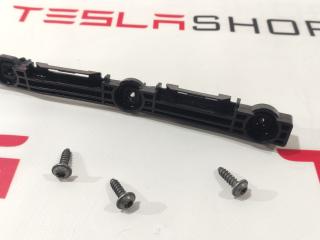 Кронштейн крепления накладки порога рокерной панели Tesla Model S 1 поколение [2-й рестайлинг] (2021 - 2025), 1567142-00-B