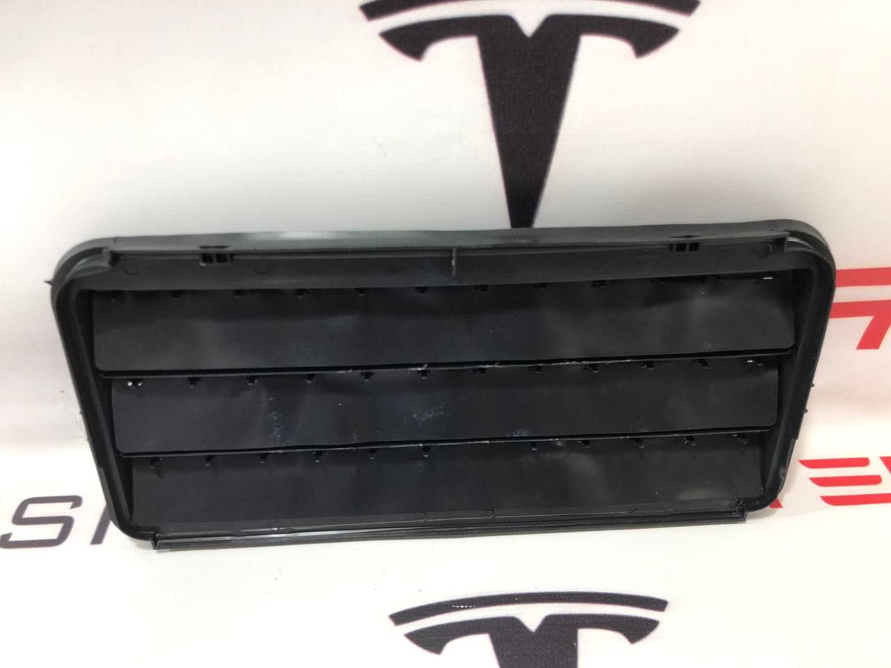 Вентиляционный клапан заднего багажника Tesla Model Y 1 поколение 2022, 1098751-00-C - фото №1