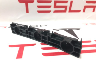 Кронштейн крепления накладки порога рокерной панели Tesla Model S 1 поколение [2-й рестайлинг] (2021 - 2025), 1567144-00-B