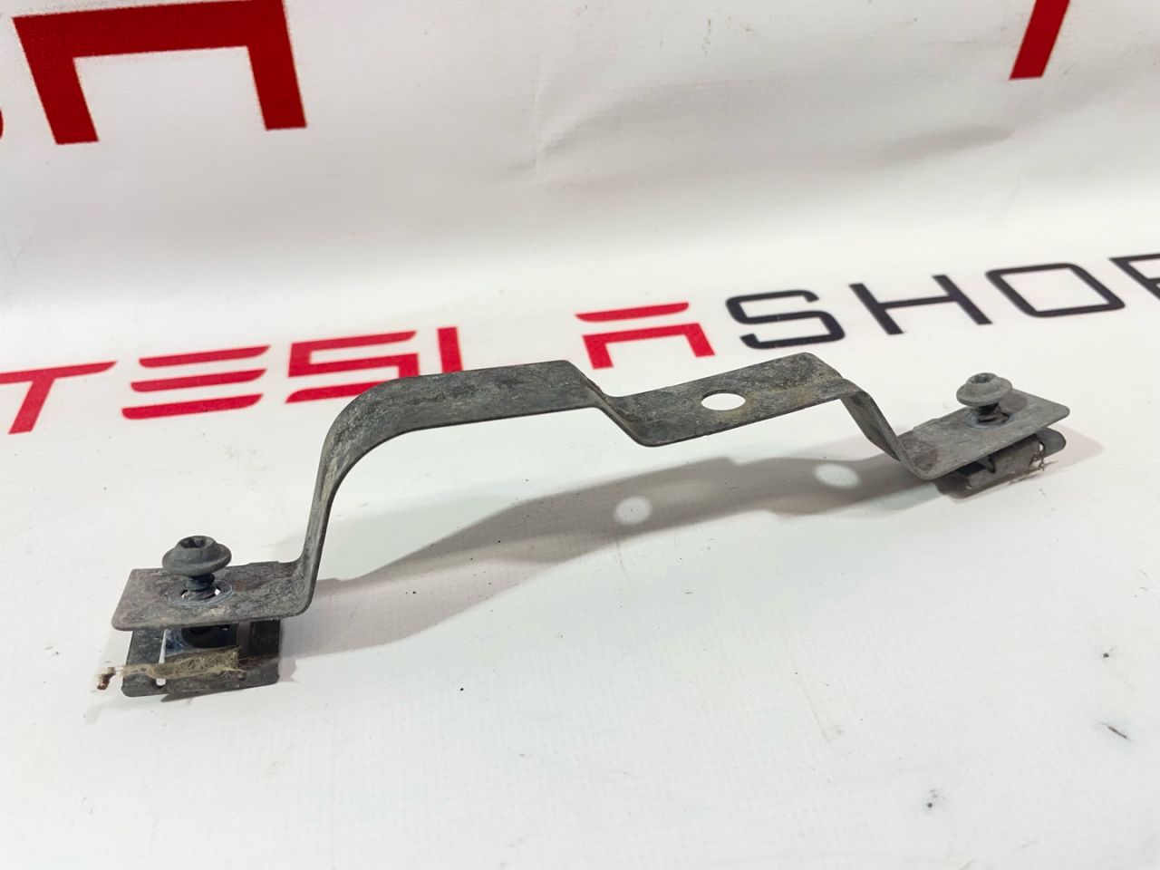 кронштейн крепления подкрылка переднего правого Tesla Model 3 1 поколение 2019, 1104541-00-B - фото №1