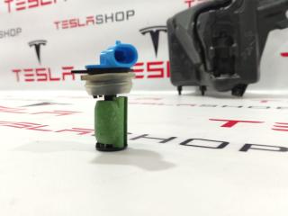 датчик уровня омывающей жидкости Tesla Model 3 1 поколение 2020, 1096062-00-F, 1139548-00-A