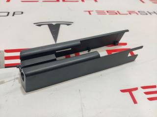 Заглушка салазки сиденья Tesla Model X 1 поколение 2016, 1061613-00-D