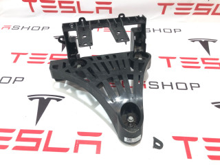 кронштейн компрессора кондиционера Tesla Model 3 1 поколение 2022, 1673627-00-C, 1667014-00-B