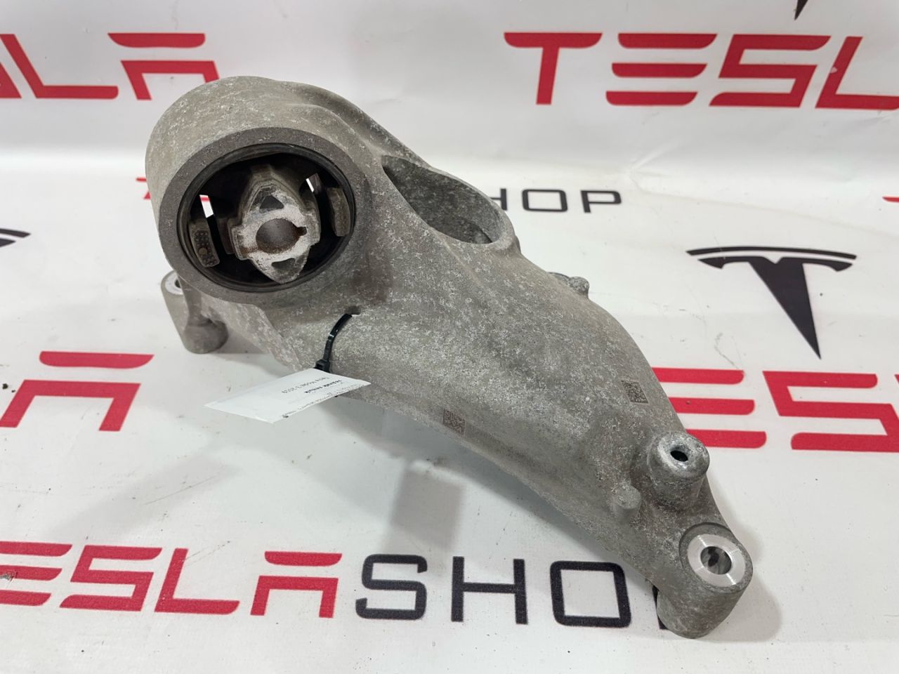 кронштейн двигателя Tesla Model 3 1 поколение 2019, 1120980-00-G, 1095337-00-D, 1093278-50-B, 1093278-00-B - фото №1