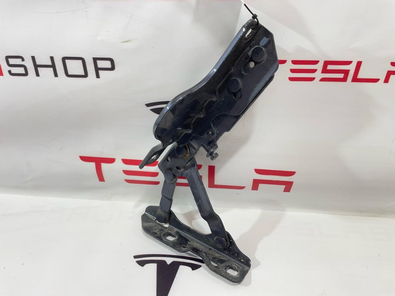 петля капота левая Tesla Model S 1 поколение 2015, 1029284-00-C, 600638-00-E - фото №1
