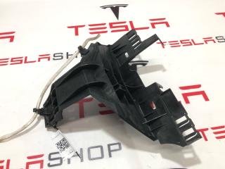 кронштейн (крепление) Tesla Model X 1 поколение 2019, 1046331-00-C